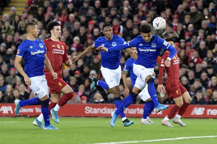 神仙球上演！文森特捡到皮球直接扔压哨三分