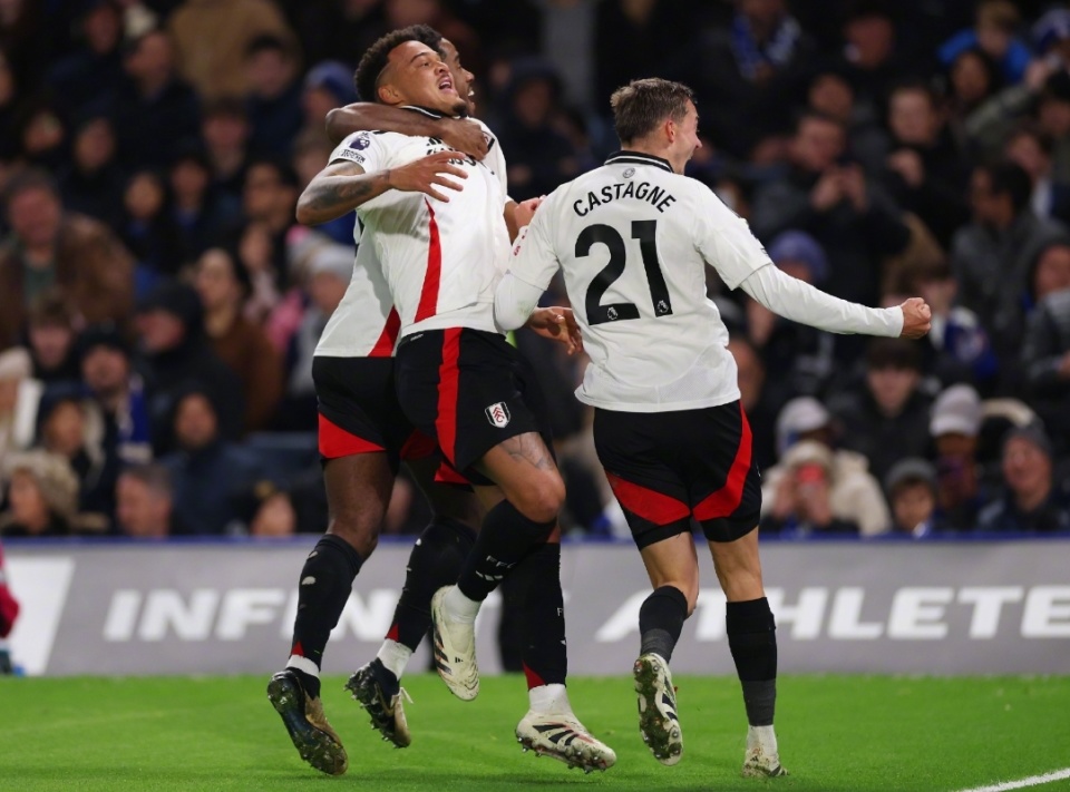 无缘升级向球迷跪拜道歉，水原三星主帅卞成焕赛后主动辞职